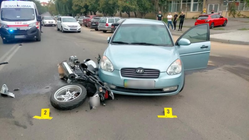 Поліція Закарпаття опублікувала офіційні подробиці ДТП в Ужгороді, в якій загинув мотоцикліст (ФОТО)