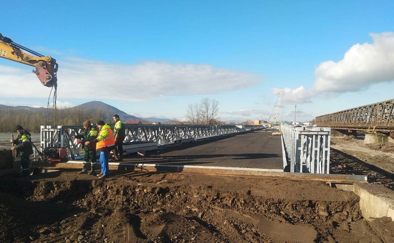 Змонтовано шість з семи прогонових конструкцій модульного мосту через Тересву (ФОТО)
