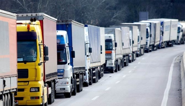 Закарпатські митники фіксують черги вантажівок на в'їзд зі Словаччини та угорщини