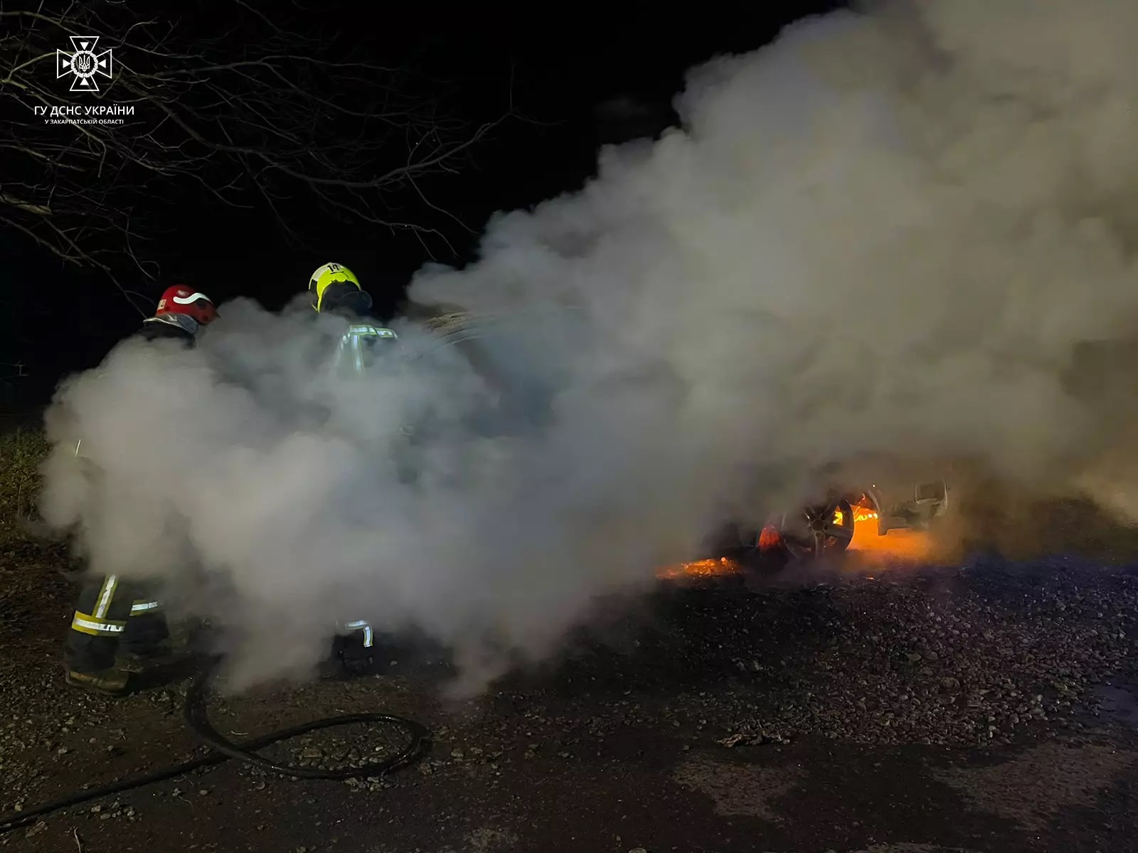 Рятувальники розповіли про обставини недільних пожеж Mercedes Vito в Березові  і ВАЗ-21099 у Великому Березному (ФОТО)