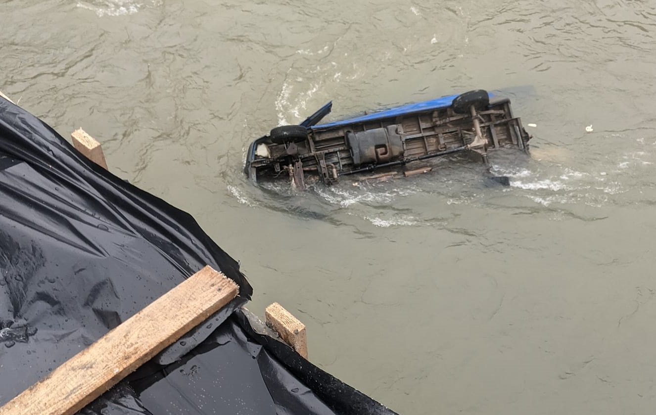 У Нижньому Бистрому на Хустщині авто впало з недоремонтованого мосту в Ріку (ФОТО)