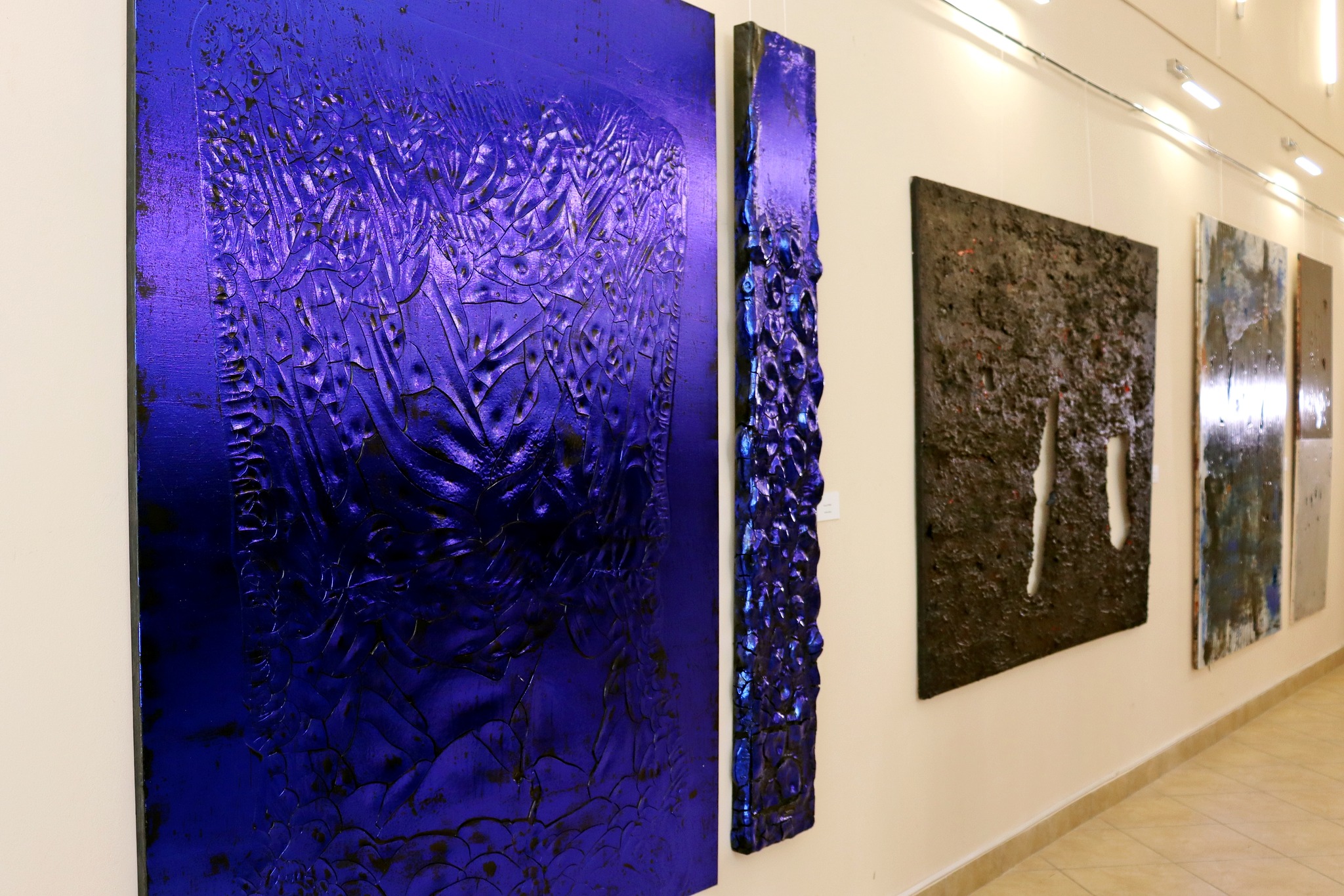 В Ужгороді відкрили виставку абстрактного живопису "Чорна лютий" (ФОТО)
