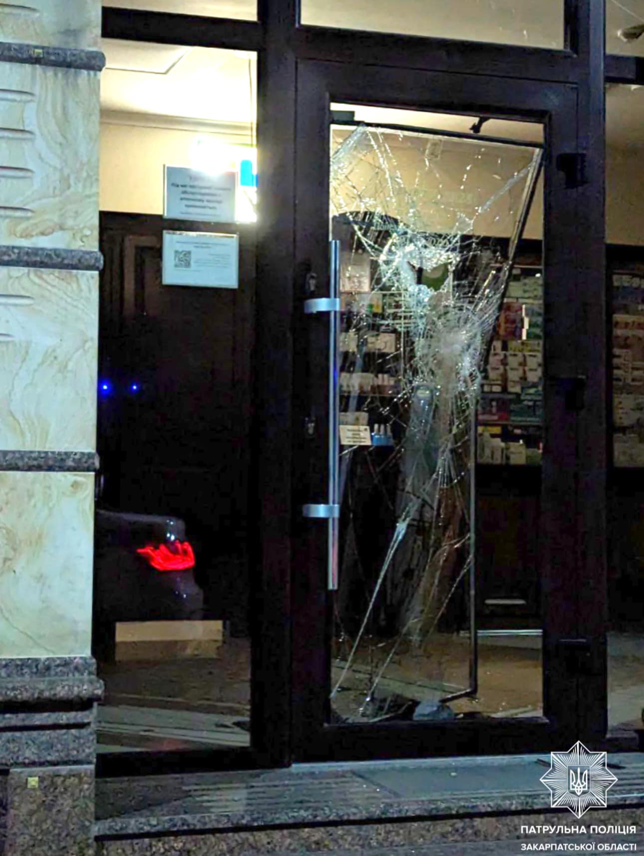 У Мукачеві затримали "неадеквата", який розбив вітрини в аптеці та в кількох крамницях (ФОТО)