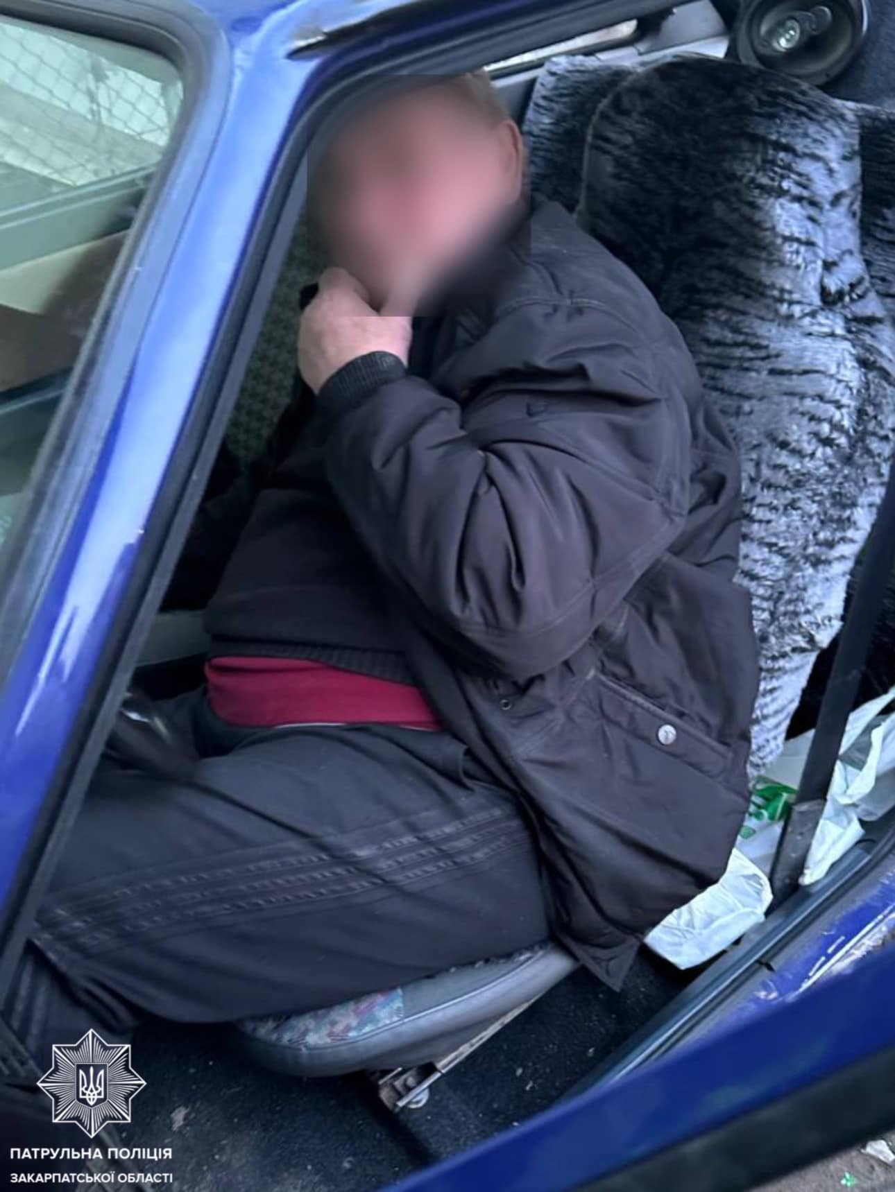 В Ужгороді розшукали водія, що в нетверезому стані врізався у дерево поблизу дитячого майданчика і поїхав геть (ФОТО)