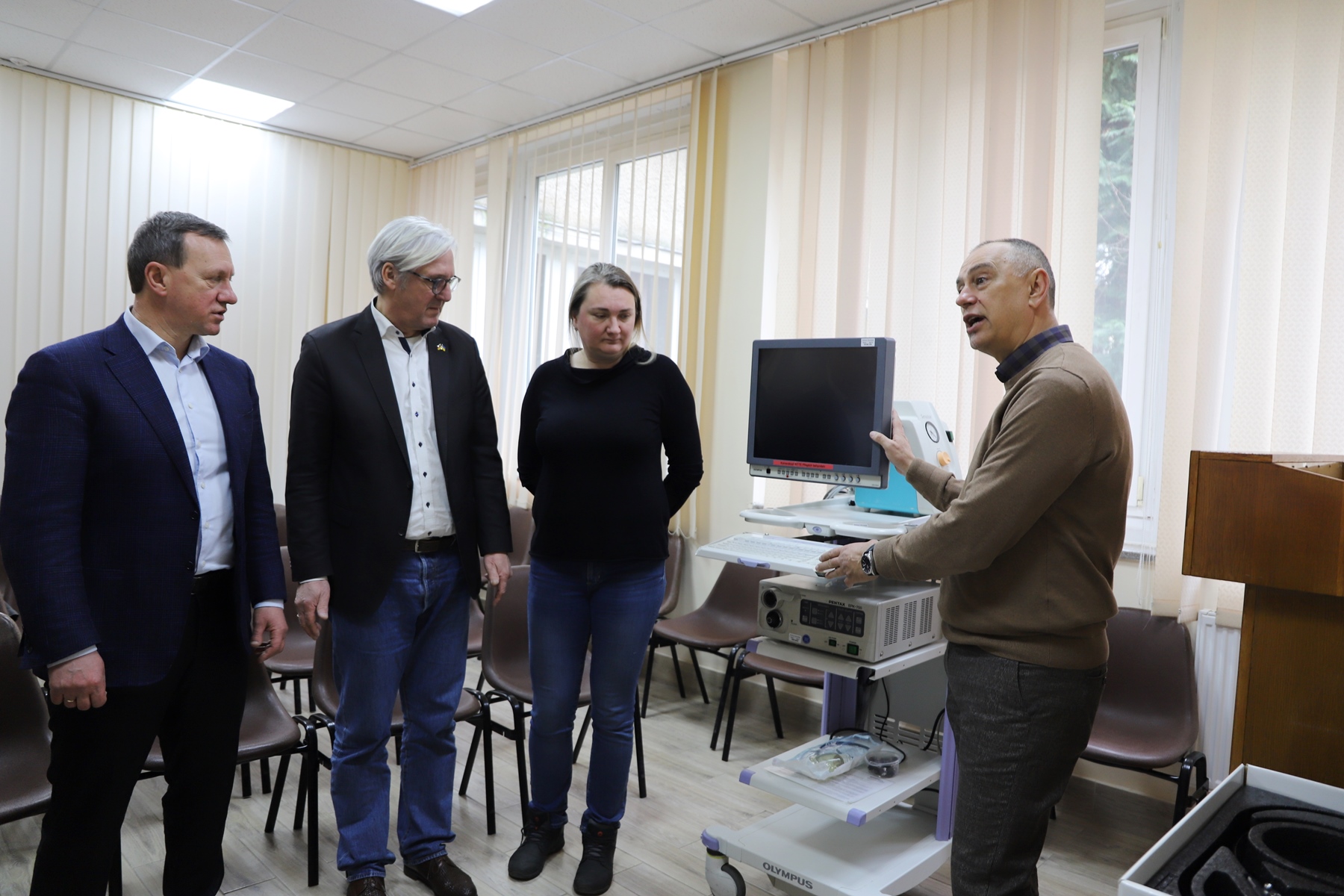 Дитячій лікарні в Ужгороді передали генератор та медобладнання від Дармштадта (ФОТО)