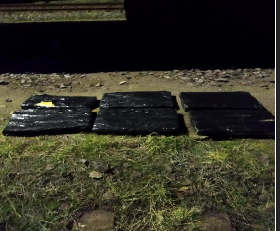 На Закарпатті у вантажному поїзді з рудою знайшли контрабандні сигарети (ФОТО)