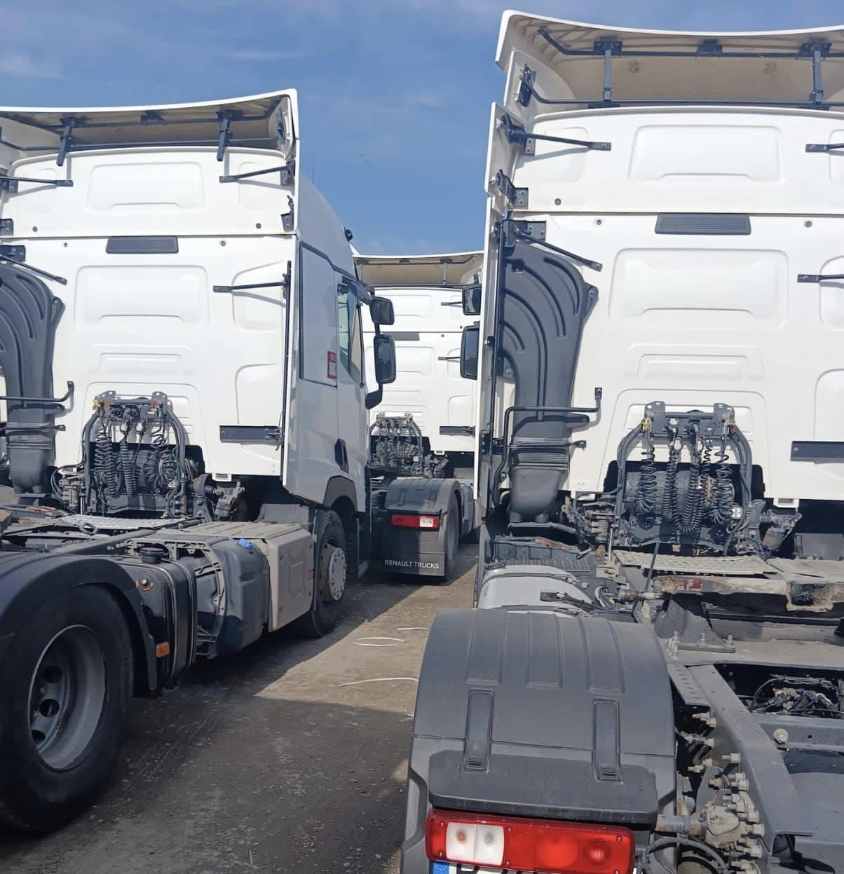 На митниці на Закарпатті вилучили нові автозапчастини до вантажівок, які намагалися завезти без декларування (ФОТО)