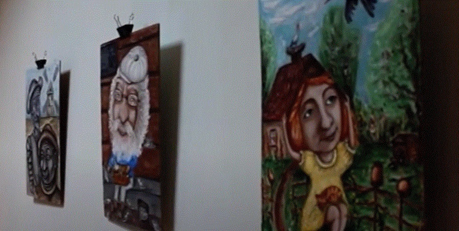 В Ужгороді відкрилася виставка картин художниці та майстрині ляльок Марини Федчик "Цур, я в хатинці" (ВІДЕО)