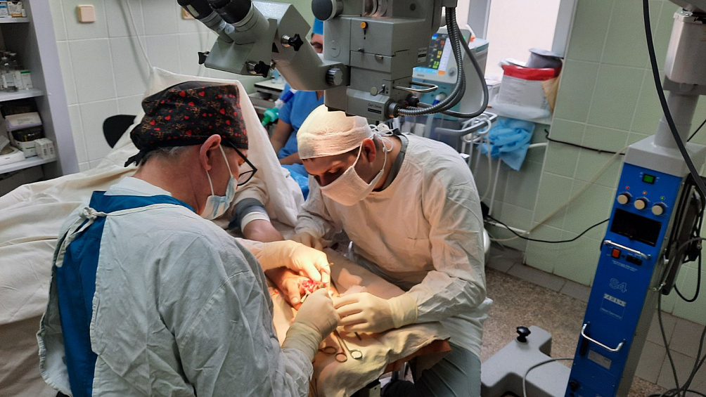 В Ужгороді чоловіку реімплантували кисть руки, яка потрапила під "циркулярку" (ФОТО 18+)