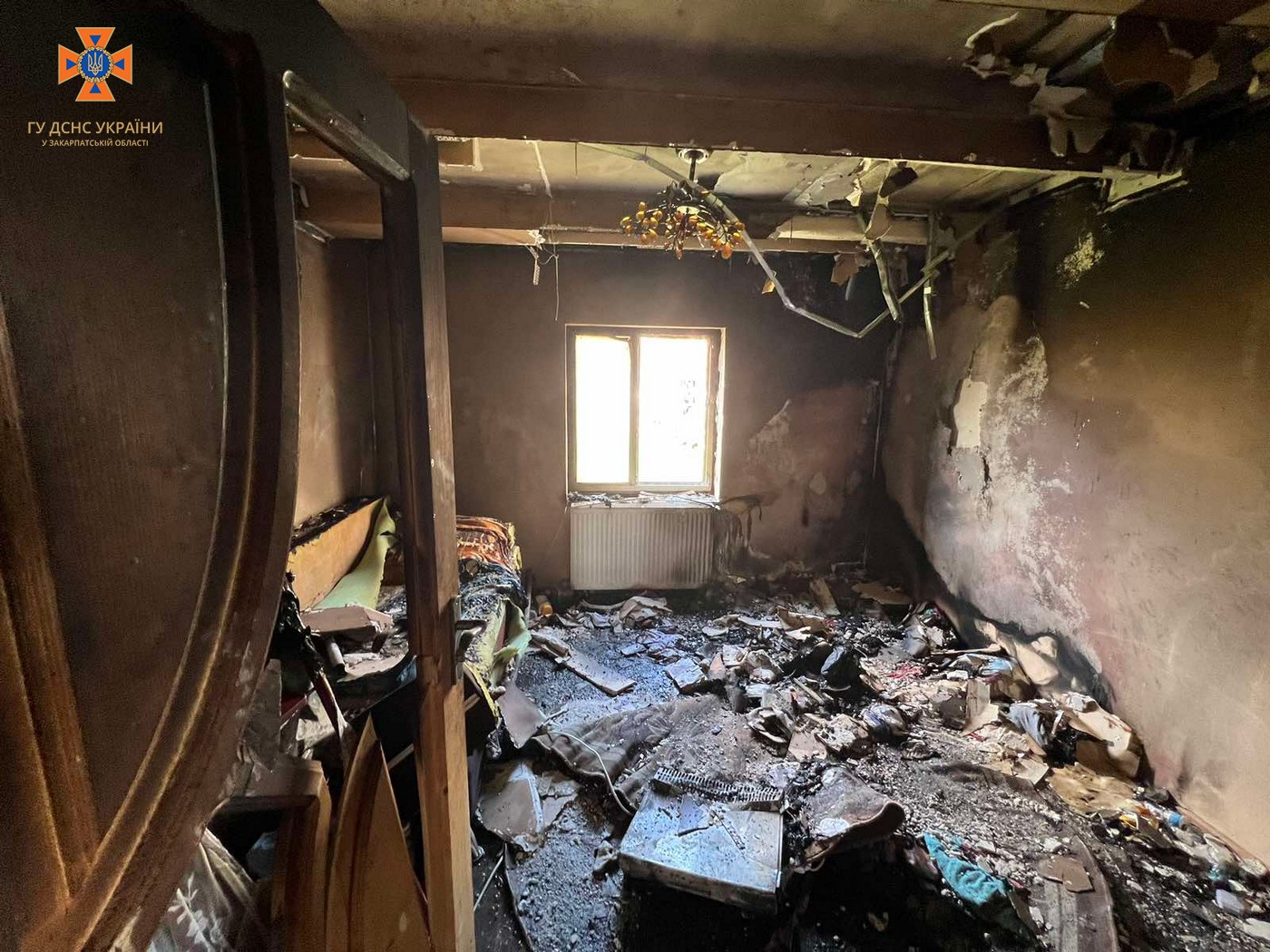 На Закарпатті через забуту ввімкнену праску сталася пожежа в будинку (ФОТО)