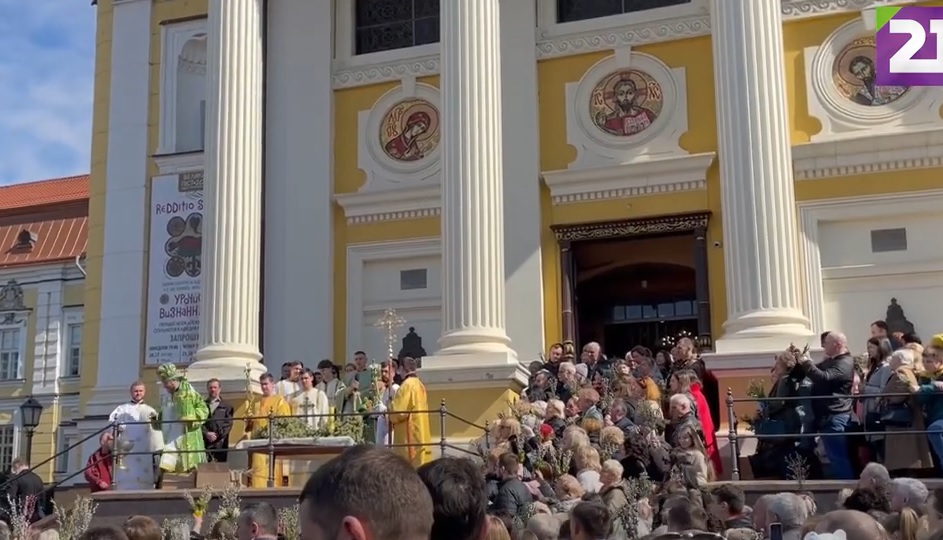 В Ужгороді провели акцію "Придбай вербу – підтримай ЗСУ" (ВІДЕО)