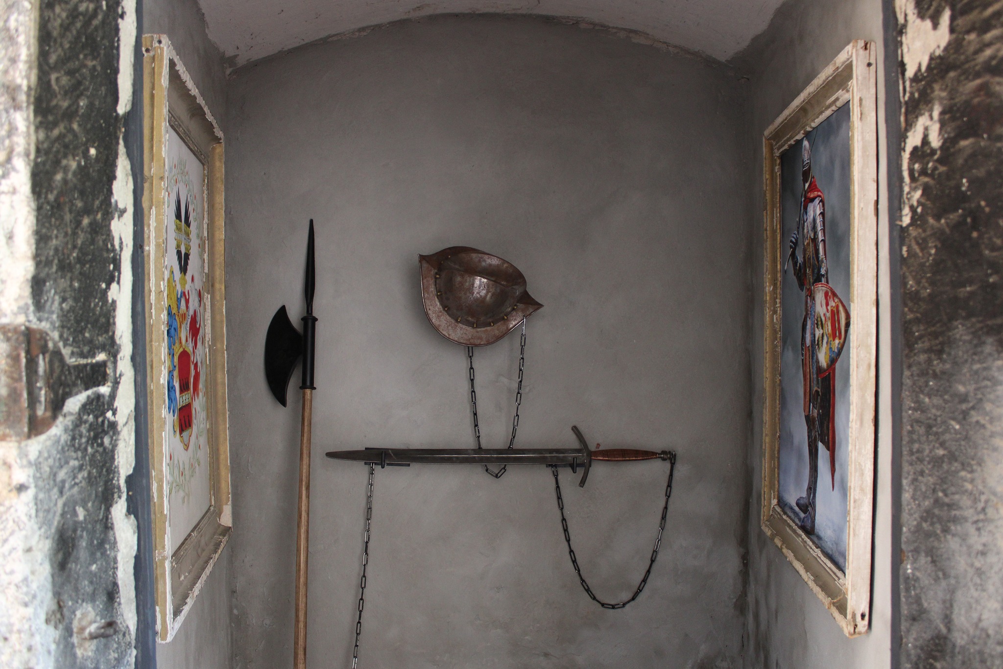 На новій фотозоні в Ужгородському замку можна сфотографуватися в обладунках та із середньовічною зброєю (ФОТО)