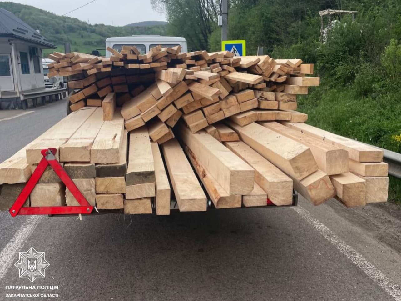 На Закарпатті виявили водія, який нелегально перевозив деревину (ФОТО)