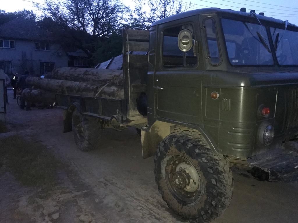На Рахівщині п'яний водій вантажівки превозив деревину без документів (ФОТО)