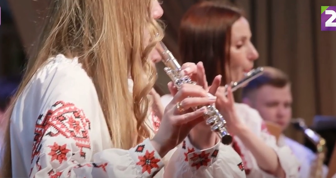 Академічний естрадно-духовий оркестр в Ужгороді до Дня вишиванки зіграв концерт у вишиваних сорочках (ВІДЕО)
