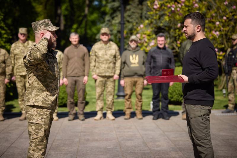 Президент присвоїв звання "Герой України" та вручив " Золоту Зірку" полковнику Сергію Сірченку із Закарпаття (ФОТО)