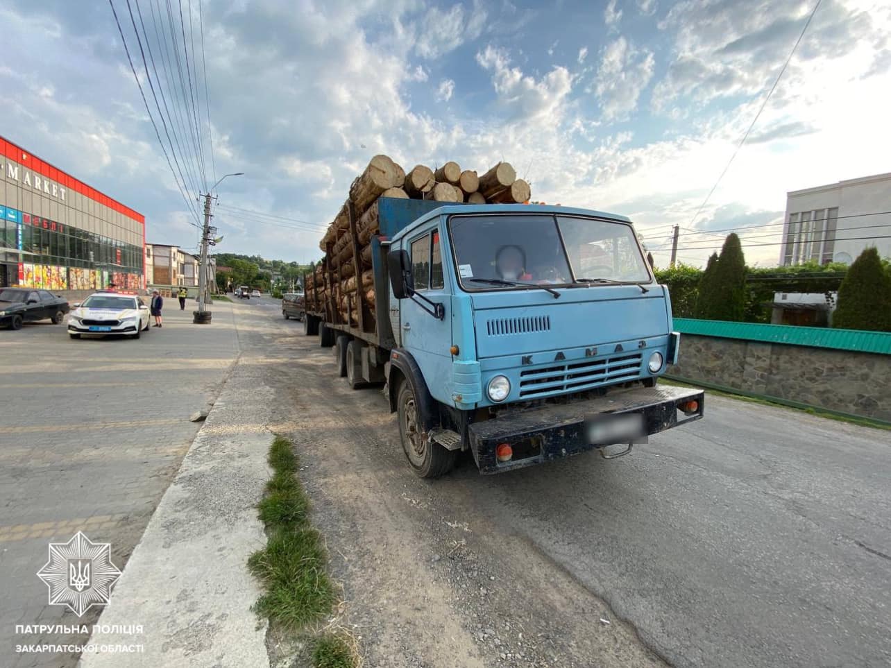 На Тячівщині виявили вантажівку із сумівною деревиною (ФОТО)