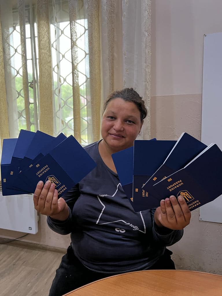 Багатодітна мама з Ужгородщини одночасно отримала 9 закордонних паспортів (ФОТО)