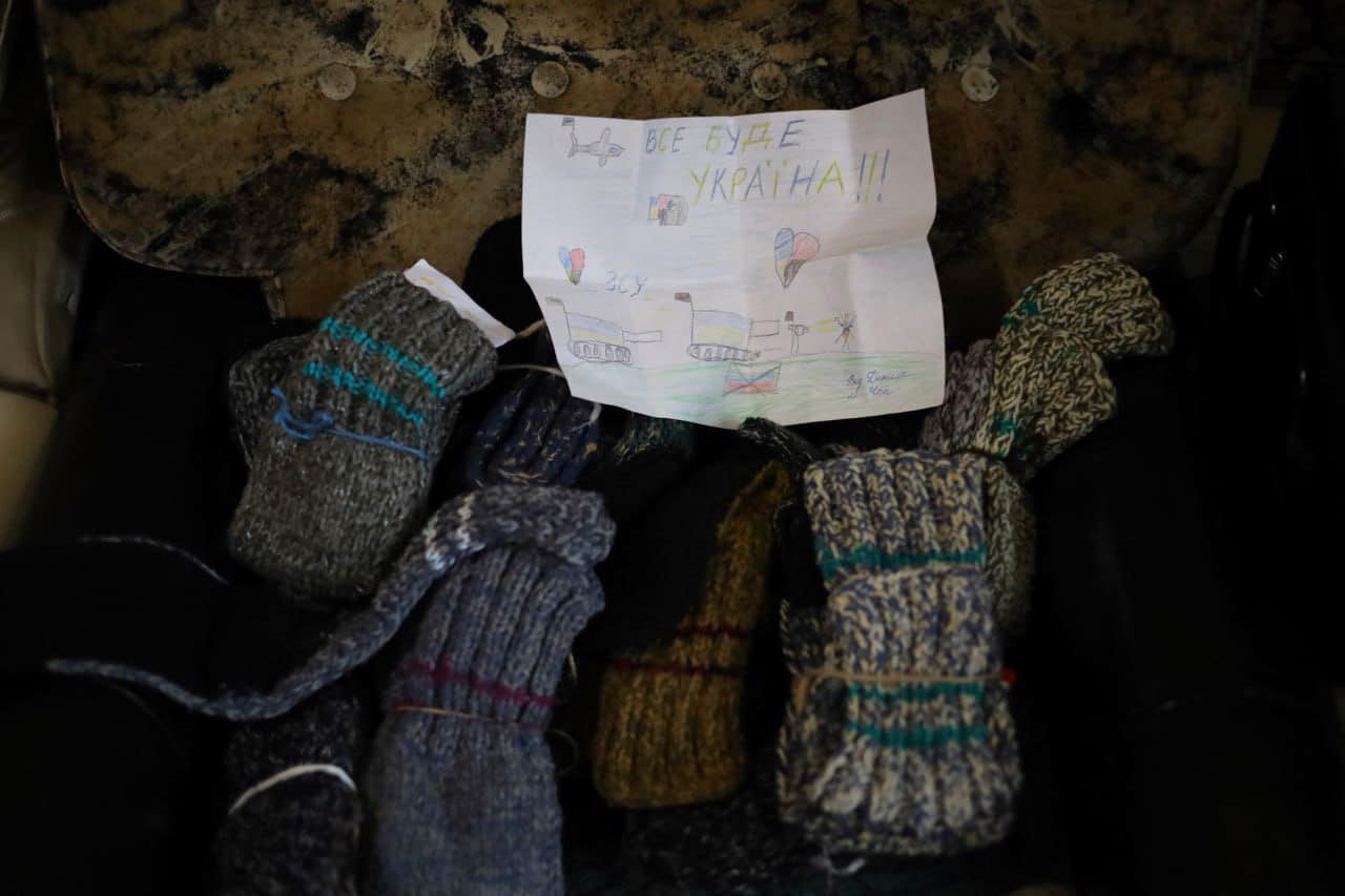 900 пар шкарпеток для ЗСУ зв'язала пенсінерка з Чопа на Закарпатті з 2014 року (ФОТО)