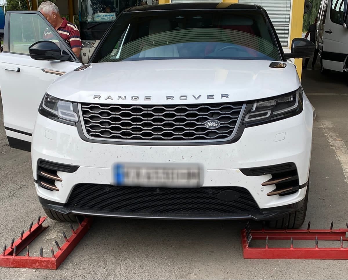 На Закарпатті українка намагалася перетнути кордон на викраденому в Польщі Range Rover (ФОТО)