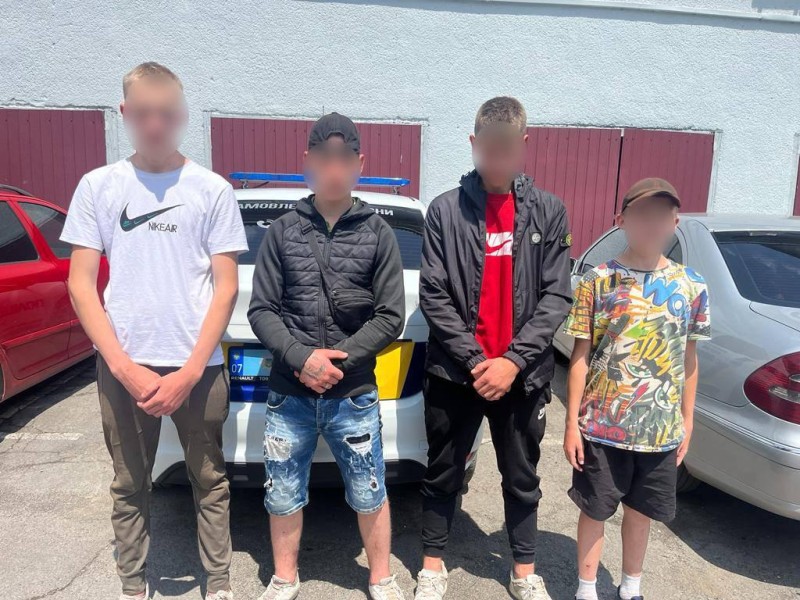 На Рахівщині розшукали чотирьох неповнолітніх хлопців, які у п'яному стані потрощили паркани й вікна в чужих будинках (ФОТО)