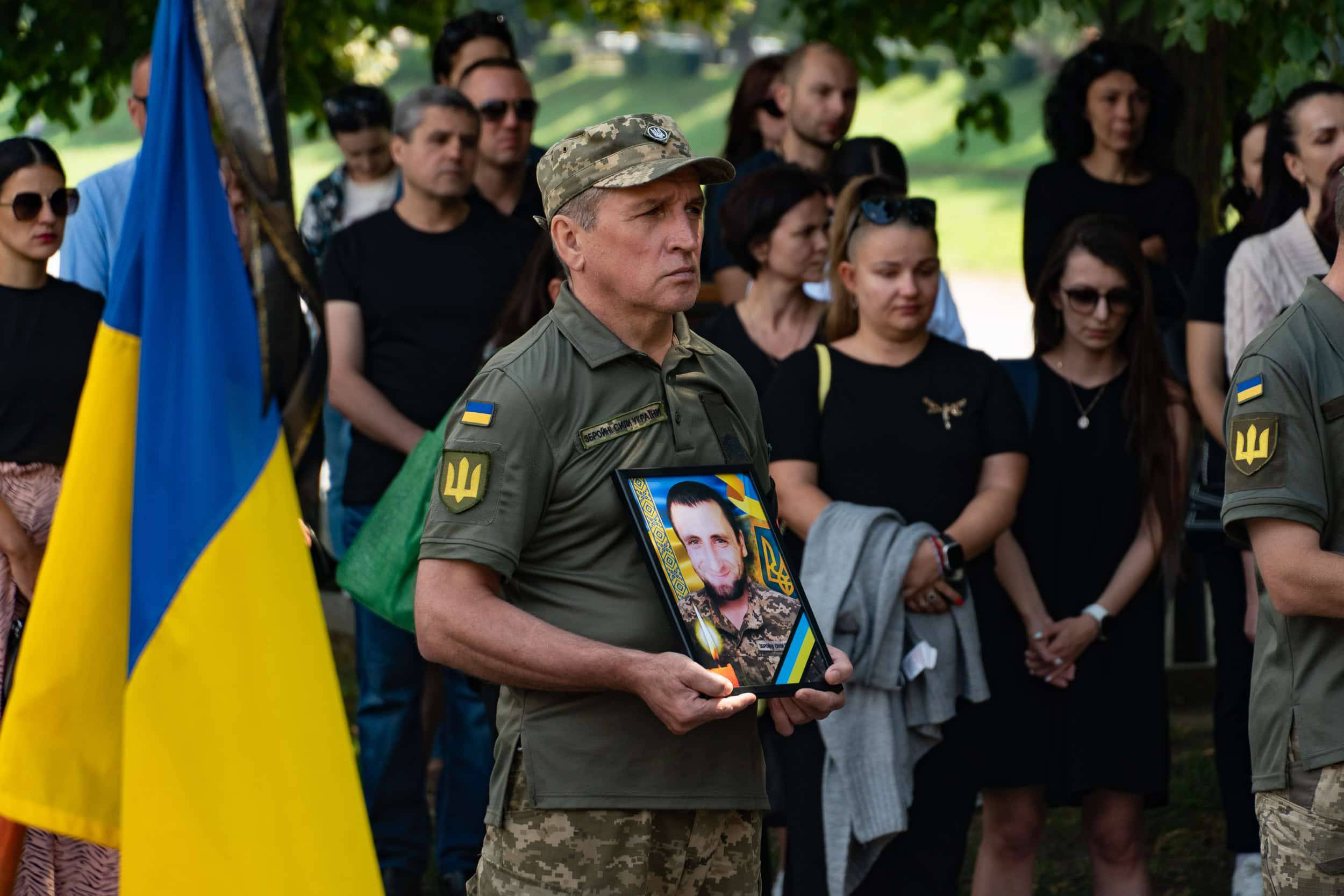 Головного сержанта Романа Палійчука, який загинув за Україну, провели в останню дорогу в Ужгороді (ФОТО)
