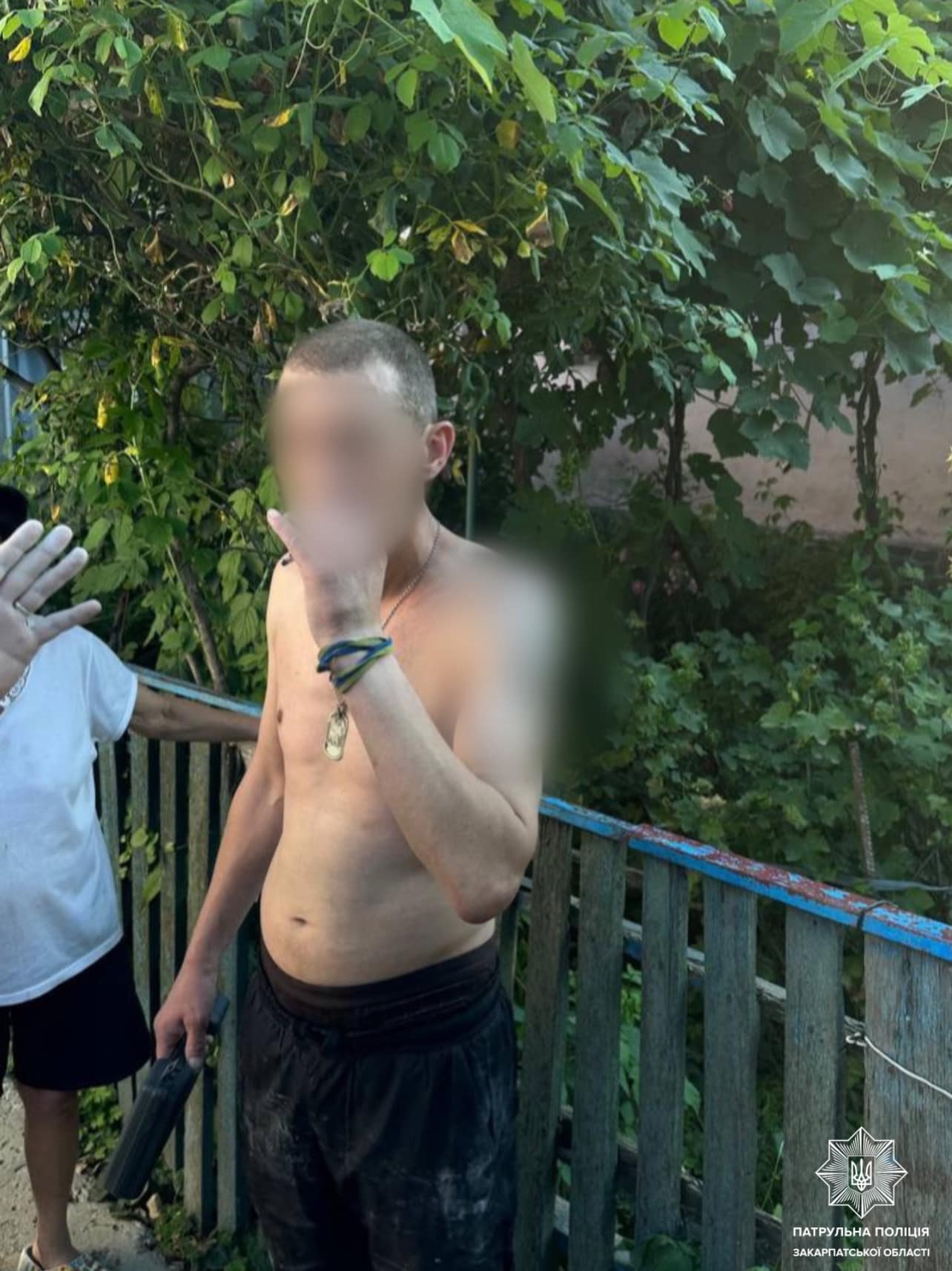 В Ужгороді чоловік побив родича і стріляв із пістолета (ФОТО)