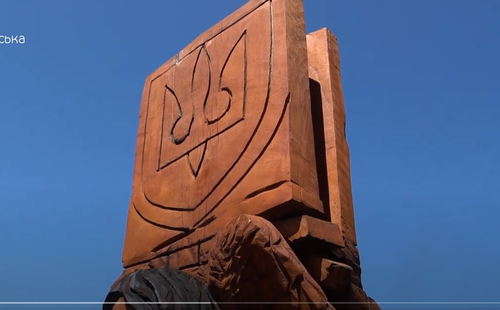 У Мукачеві створили дерев’яну скульптуру, присвячену 128-бригаді (ВІДЕО)