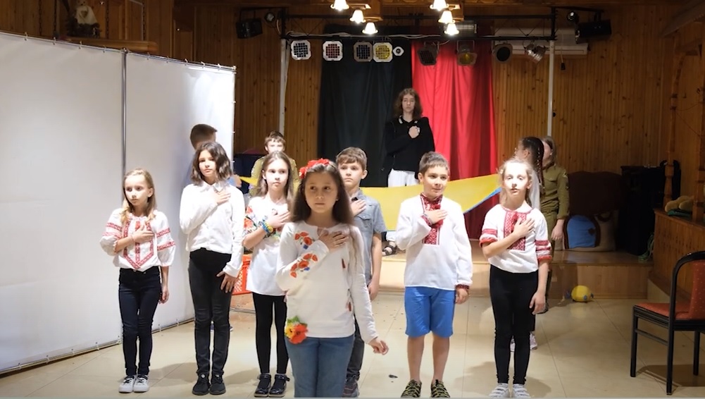 Дитяча студія "Театр живих історій" презентувала в Ужгороді виставу "Переплетені стрічки" (ВІДЕО)