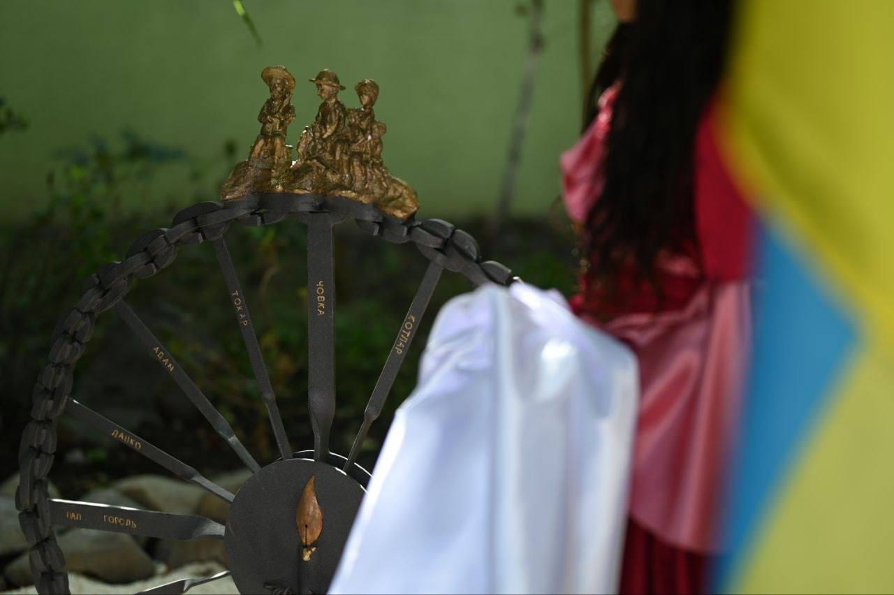 В Ужгороді відкрили пам'ятний знак жертвам ромського Голокосту (ФОТО)