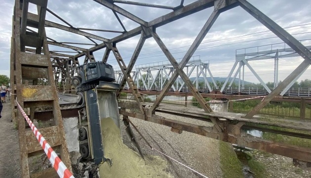 Улаштування тимчасового об'їзду мосту через заповідну річку Тересва, поруч з мостом, що завалився, за 130 млн замовили підконтрольній екснардепу фірмі