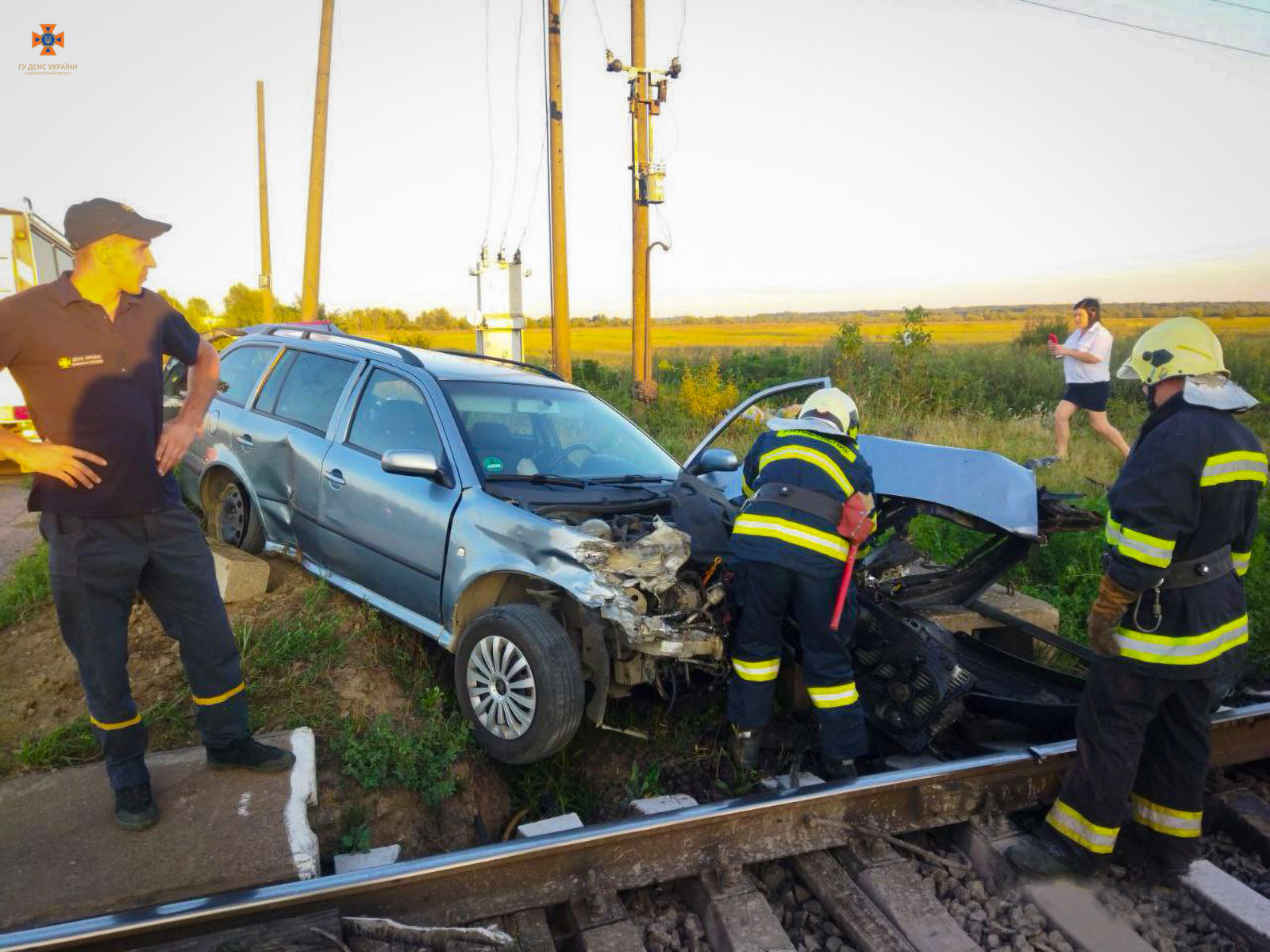 Внаслідок зіткнення легковика із поїздом на залізничному переїзді на Ужгородщині водія ушпиталили з політравмами (ФОТО)
