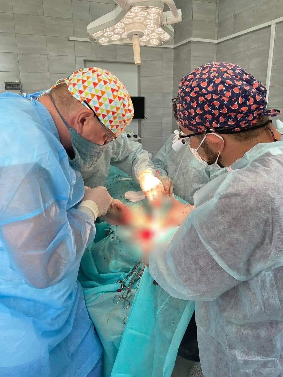 У Мукачеві мультидисциплінарна команда лікарів усувала складну патологію, видаливши пацієнту додаткове шийне ребро (ФОТО)