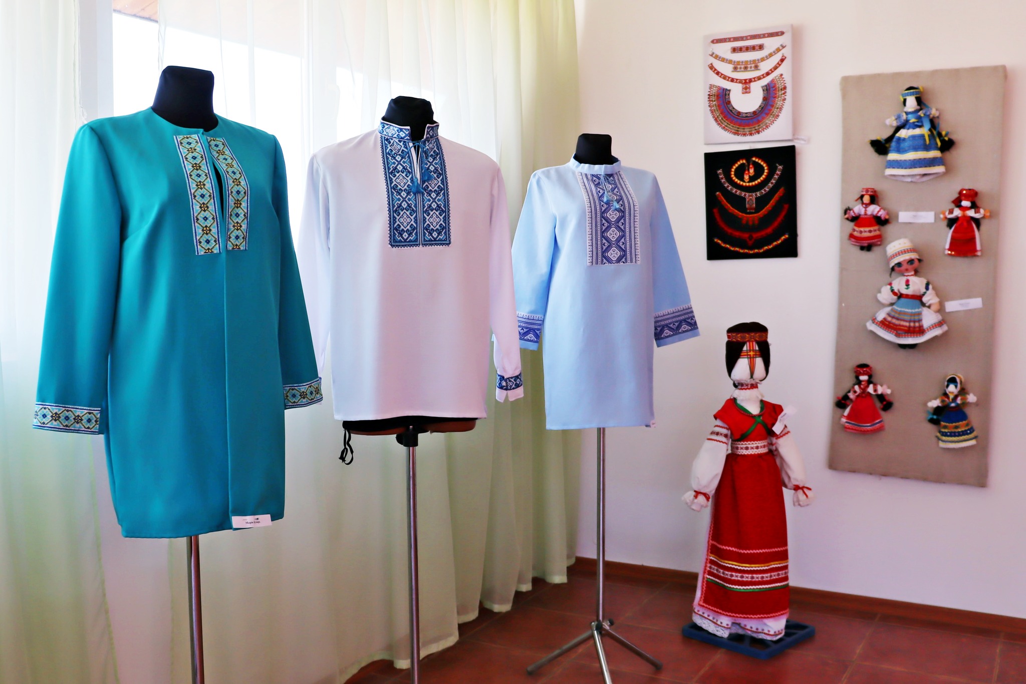 В Ужгороді відкрили виставку майстрів народного мистецтва "З любов'ю до традицій свого краю" (ФОТО)