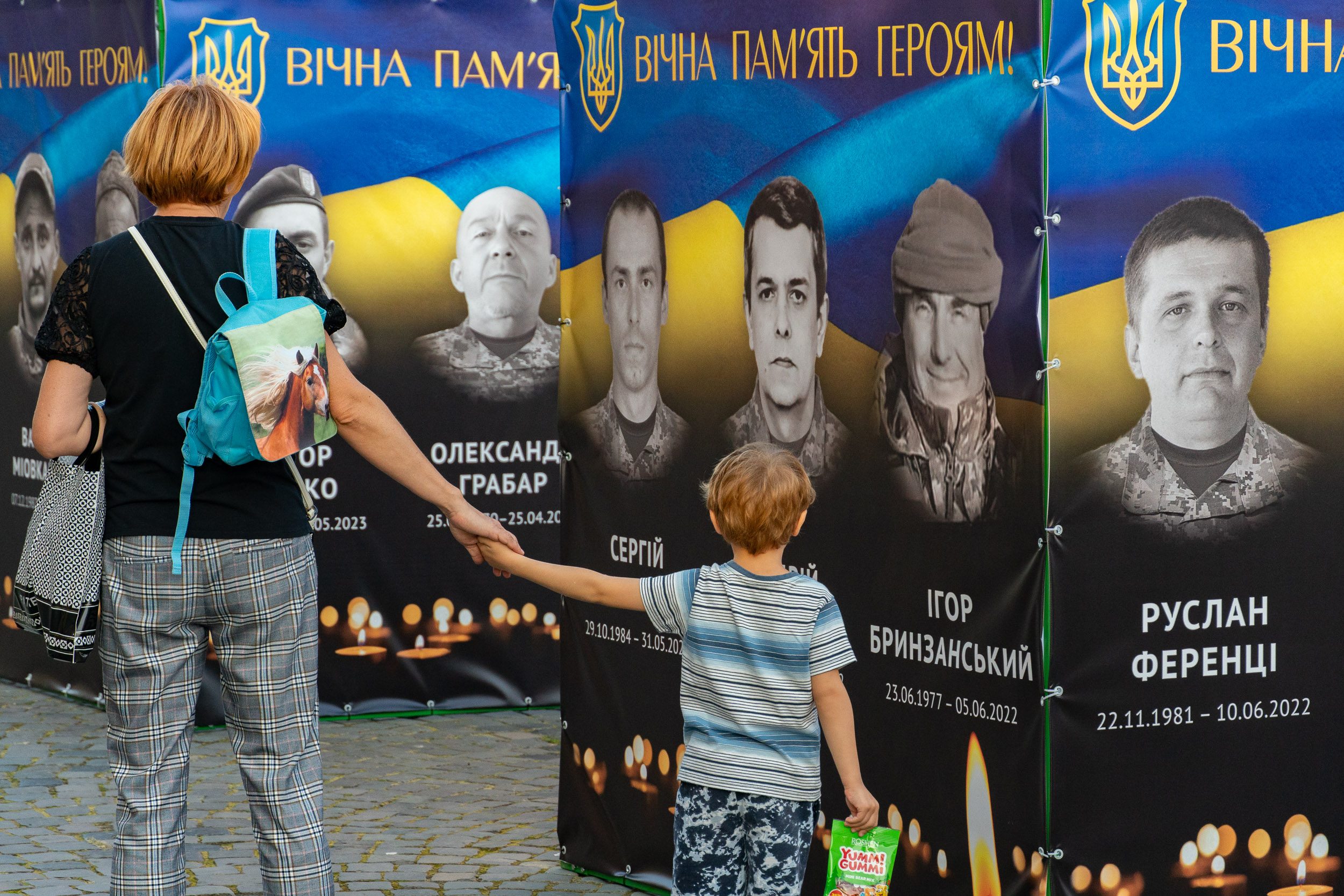 В Ужгороді  до Дня захисників і захисниць відкрилася вулична інсталяція з портретами 110 полеглих Героїв (ФОТО)