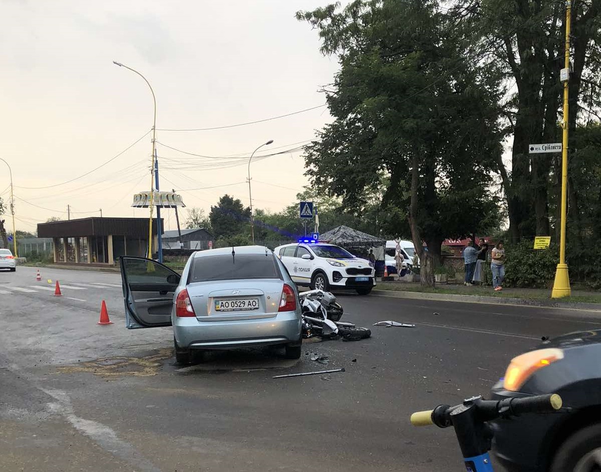 В Ужгороді автомобіль Hyundai смертельно травмував мотоцикліста (ФОТО, ВІДЕО)