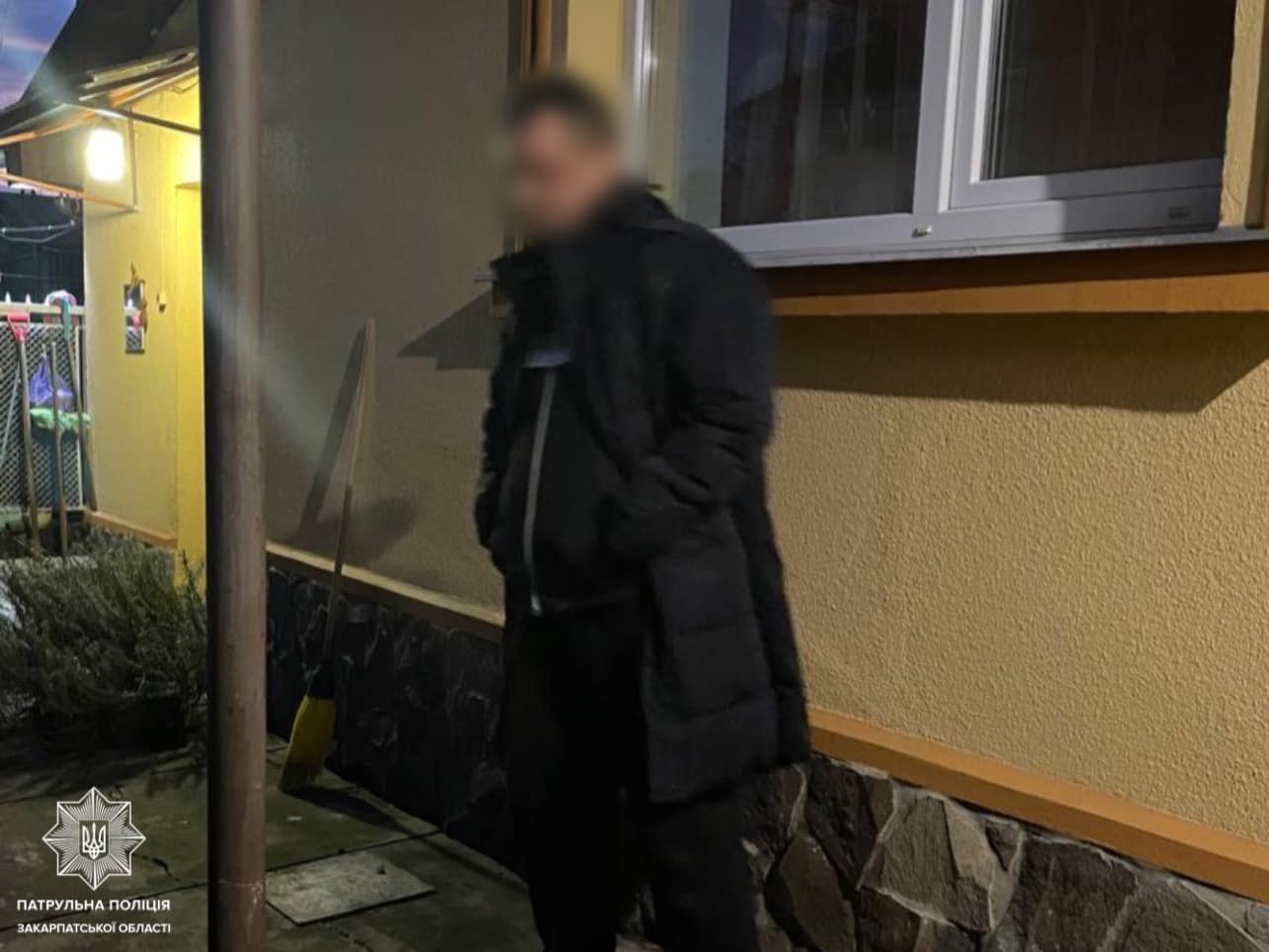 В Ужгороді син-наркоман погрожував матері мачете та револьвером (ФОТО)