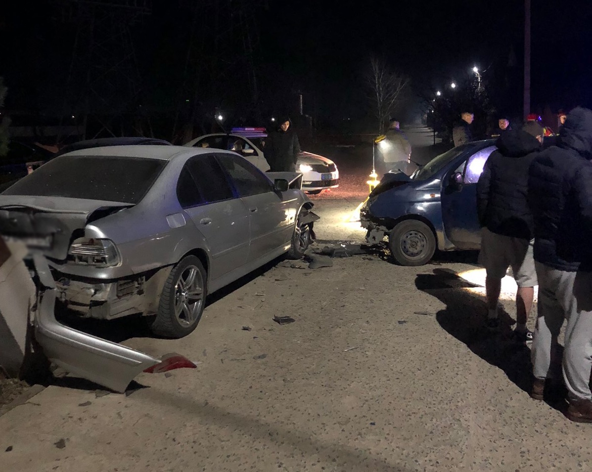 У приужгородському Минаї Daewoo Matiz врізався в припарковану BMW, водій і пасажирка травмовані (ФОТО)