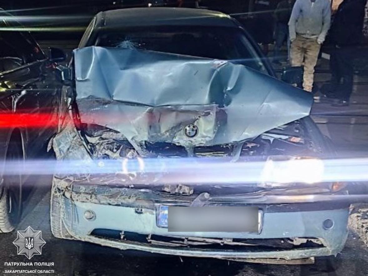 У Мукачеві п'яний водій спричинив аварію за участі 4 авто (ФОТО)