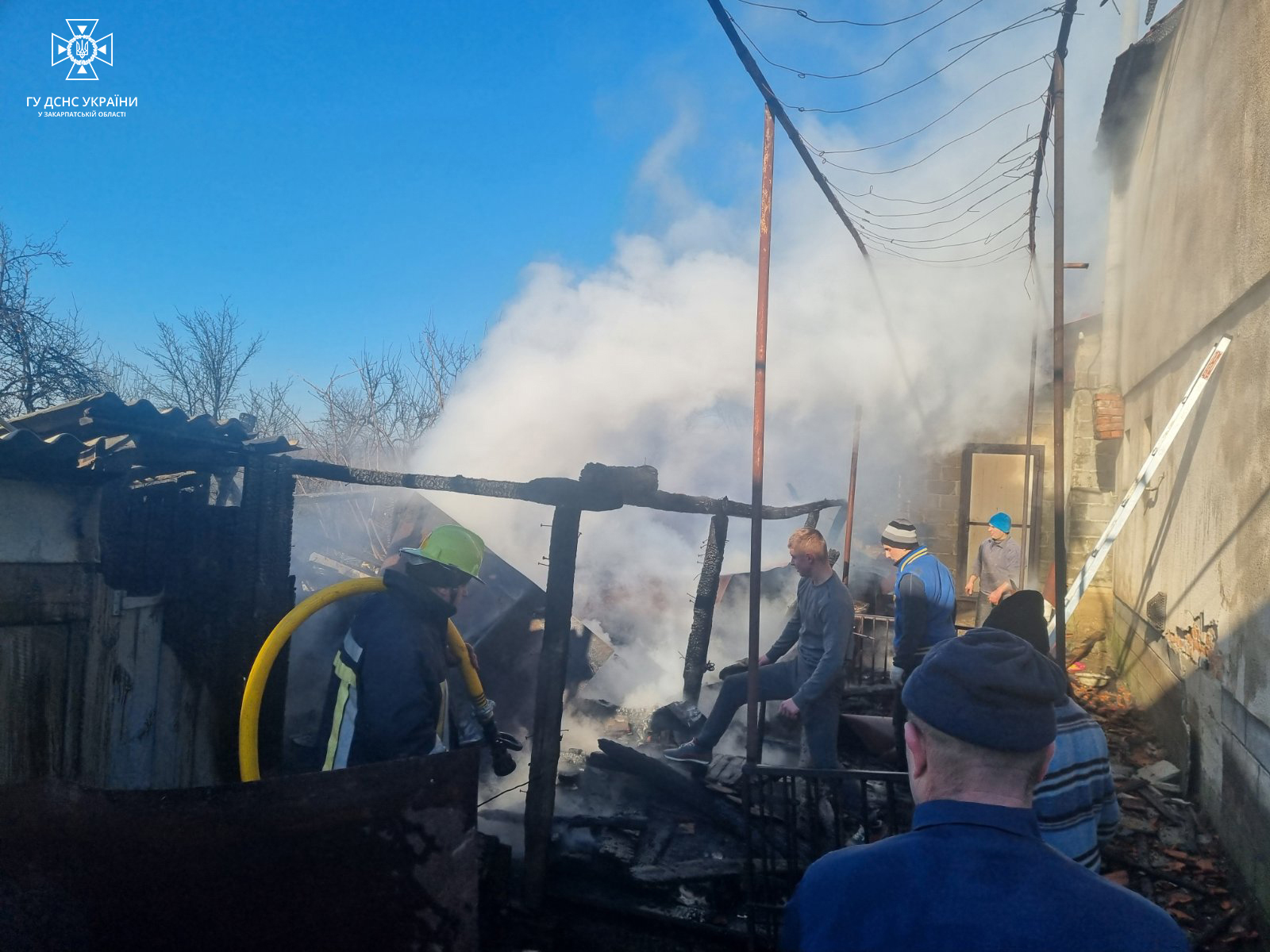 У Гандеровиці на Мукачівщині вогонь з палаючої надвірної споруди перекинувся на будинок (ФОТО)