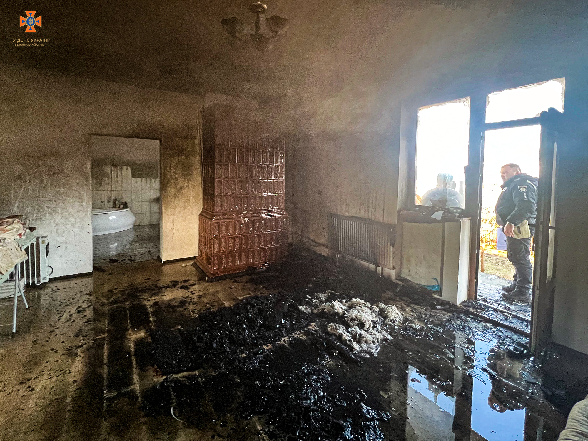 Пожежа на вулиці Глюка: в Іршаві 82-річний дідусь мало не спалив будинок, присунувши диван до печі (ФОТО)