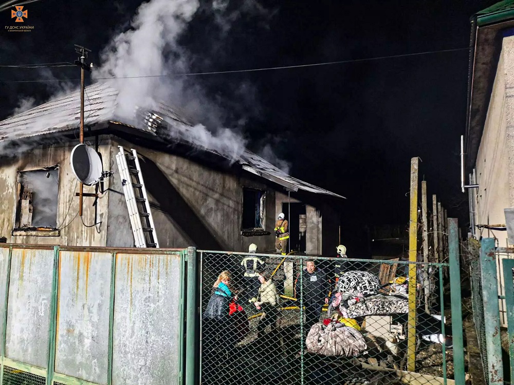 Рятувальники показали фото з пожежі будинку у Веряці Королівської громади (ФОТО)