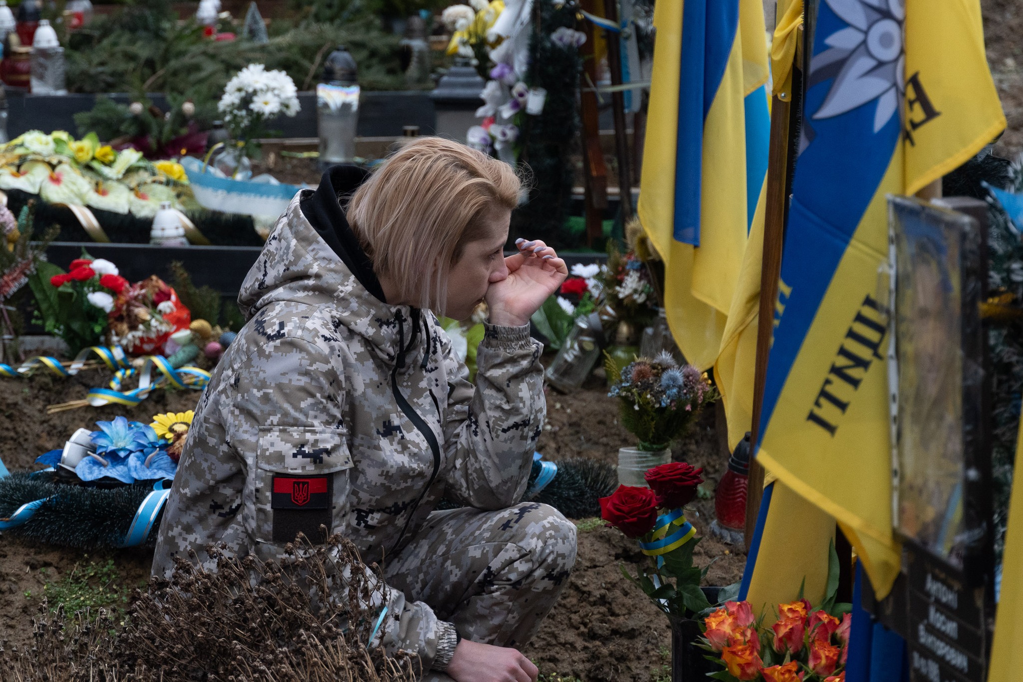 ФОТОФАКТ. У 2-у річницю початку вторгнення росії в Україну в Ужгороді вшанували пам'ять полеглих Героїв