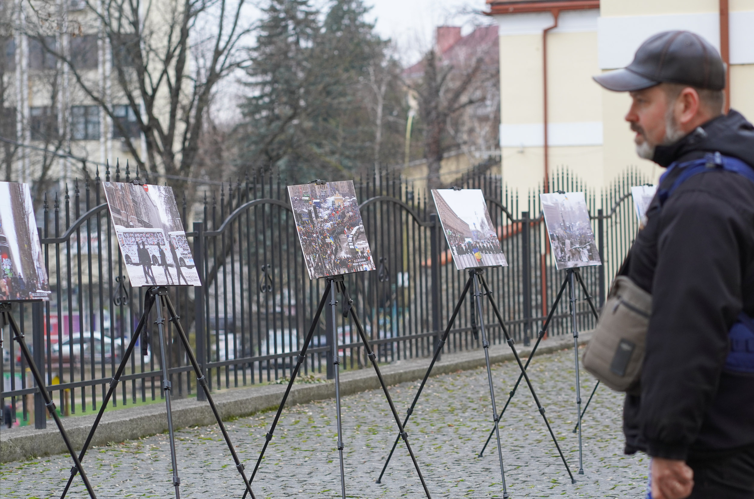 В Ужгороді, у дворі "Совиного гнізда"можна подивитися фотовиставку до річниці Революції Гідності (ФОТО)