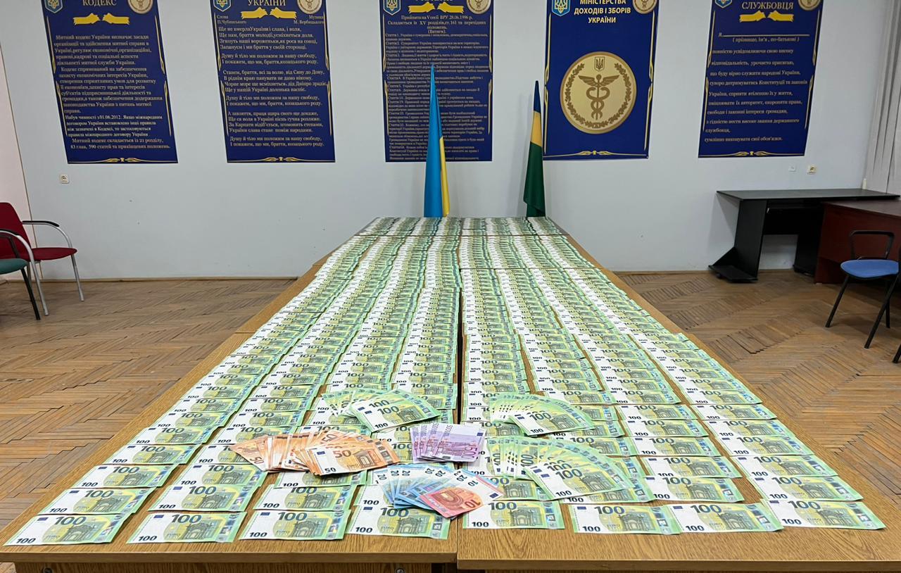 У  МП "Астей" "митний" лабрадор Балу винюхав в багажі українок €90 000 