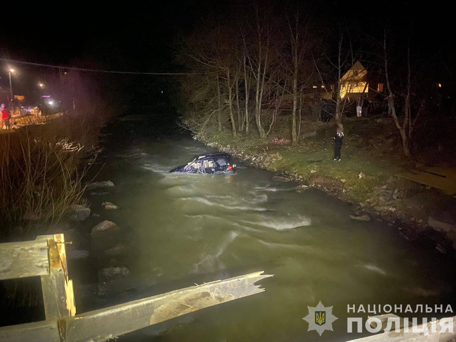 У Руській Мокрій на Тячівщині Ford злетів у річку, загинули водій та пасажир (ФОТО)