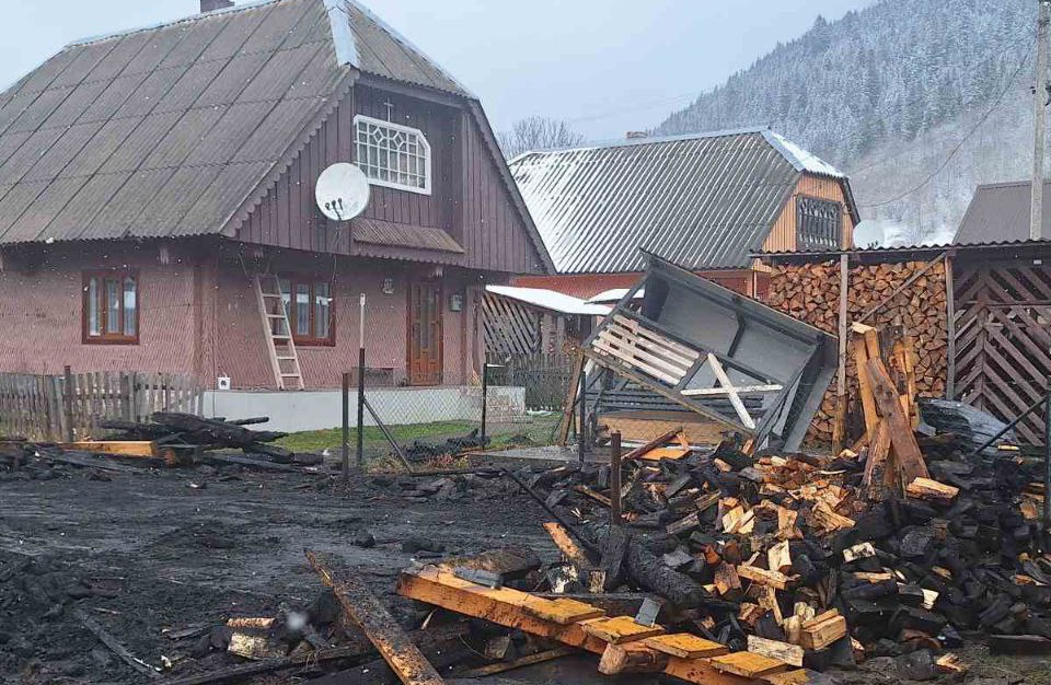 У Синевирській Поляні горіла дровітня, від вогню довелося рятувати два будинки поруч (ФОТО)