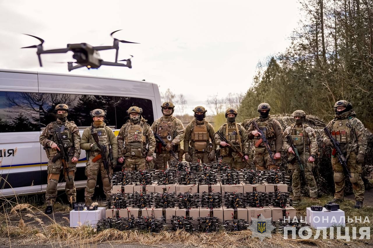 Закарпатські поліцейські зібрали зібрали 2,5 млн грн і закупили 133 FPV-дрони для штурмової бригади "Лють" (ФОТО, ВІДЕО)