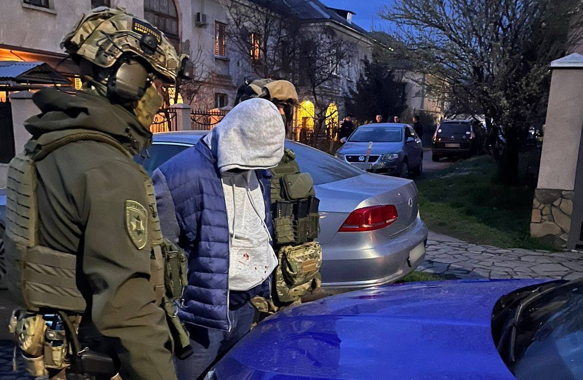 У Мукачеві раніше судимий наркоторговець під час затримання наїжджав автомобілем на поліцейських (ФОТО)