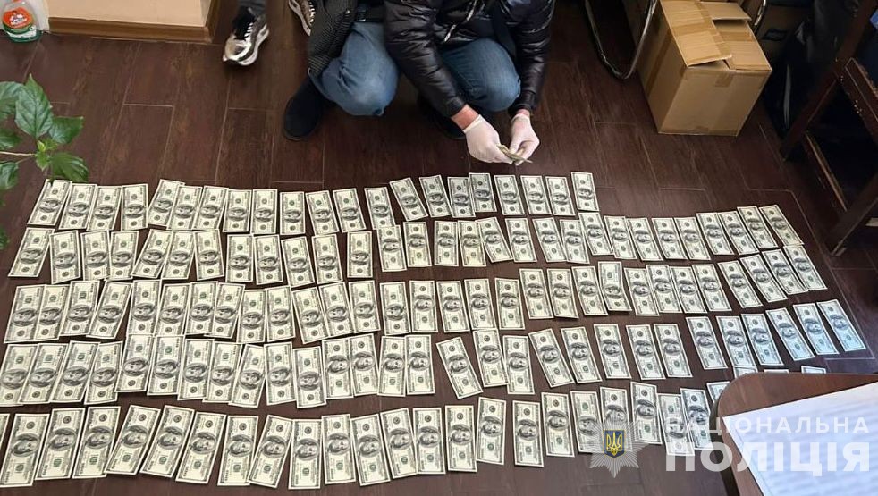 У Костилівці на Рахівщині троє грабіжників у масках і зі зброєю погрозами вбивством відібрали в 79-річної жінки $8,5 тис. і "ювелірку" (ФОТО)
